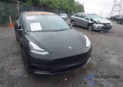 2018 Tesla Model 3 Long Range/Performance z USA, uszkodzony, nr VIN 5YJ3E1EB7JF070600